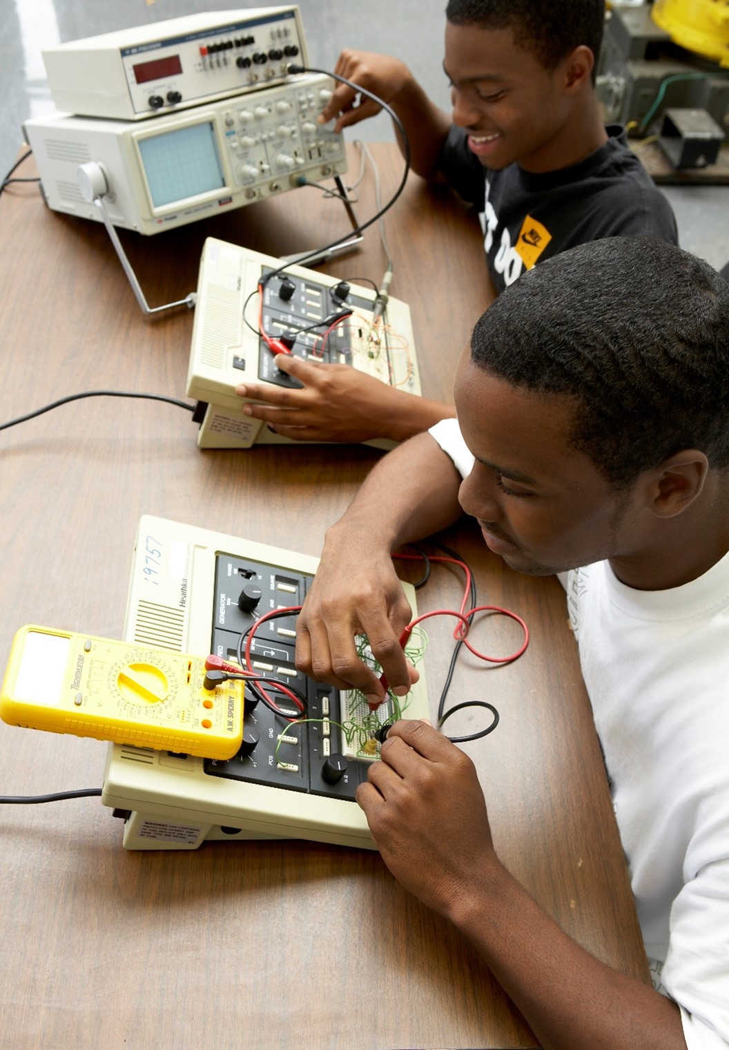 Students testing eletronics